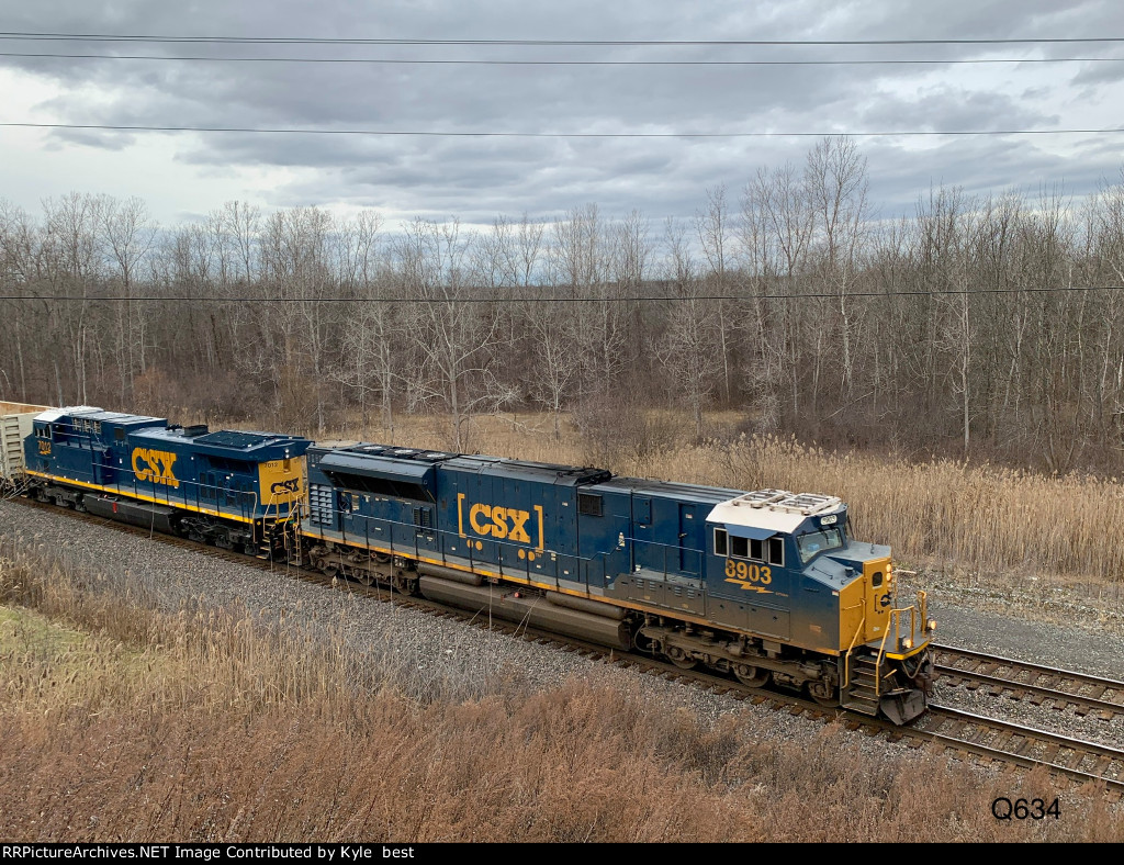 CSX 8903 on Q634